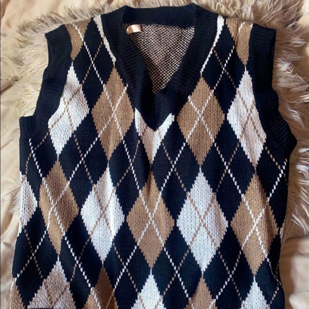 Neutral pattern sweater vest